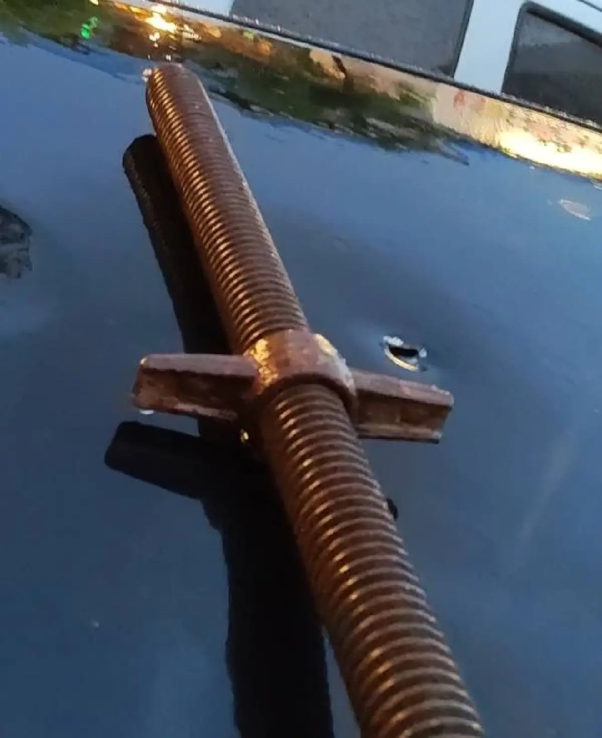 หวิดดับ! พระราม 2 ระทึกอีก ชิ้นส่วนโครงสร้างหล่นใส่รถเสียหาย