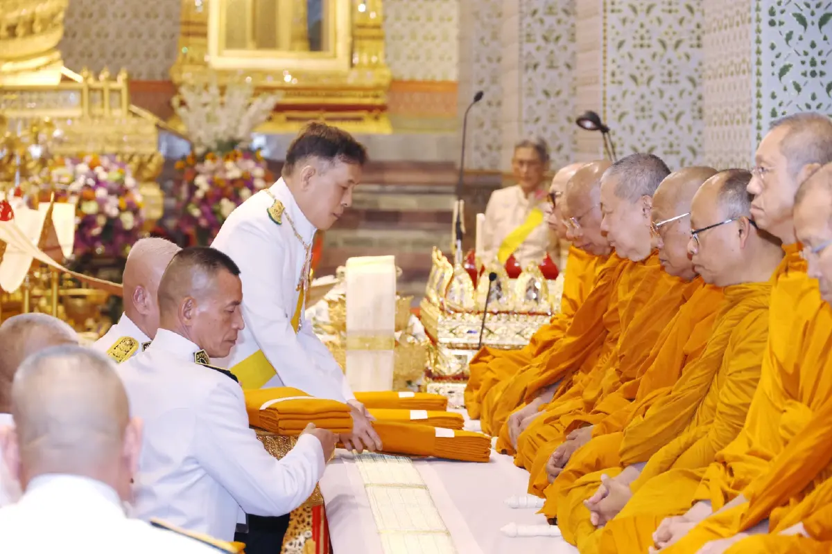 ในหลวง-พระราชินี ทรงบำเพ็ญพระราชกุศล พระราชพิธีฉัตรมงคล 2568
