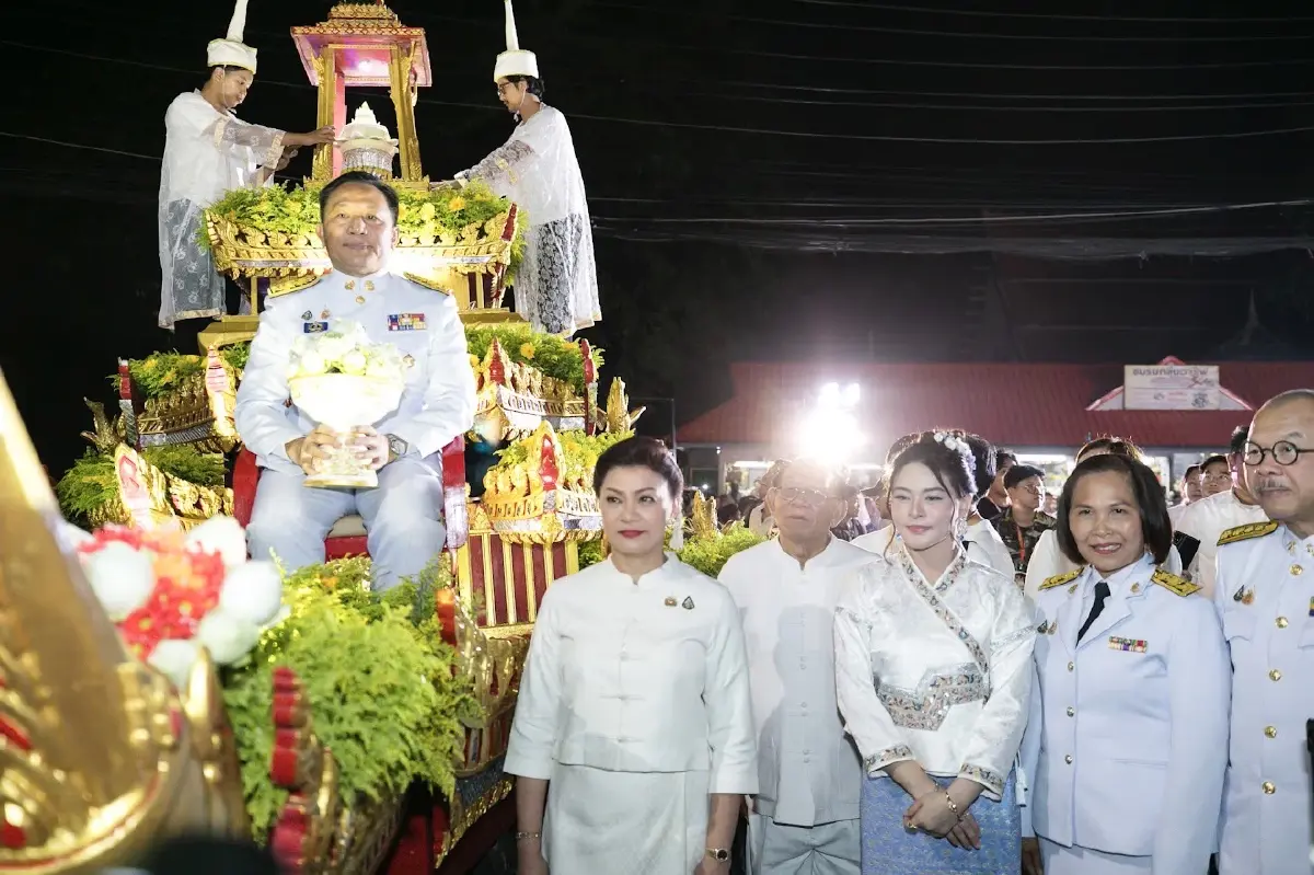 'มาดามหยก' พร้อมประชาชนร่วมสรงน้ำพระบรมธาตุดอยสุเทพ ในวันวิสาขบูชา