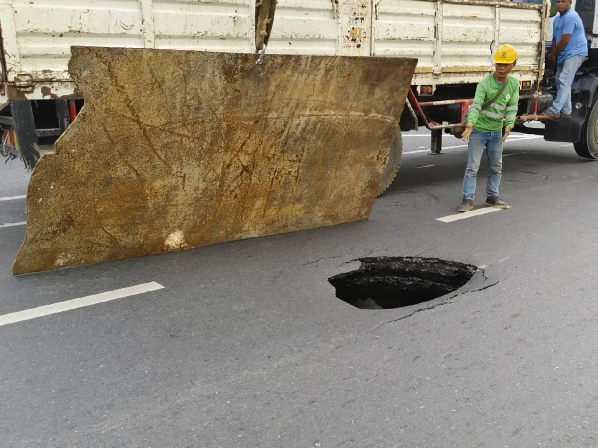 รถเล็กระวัง หลุมยุบ กลางถนนรามคำแหง 132/2 ลึก 1 เมตร ภายในมีน้ำขัง