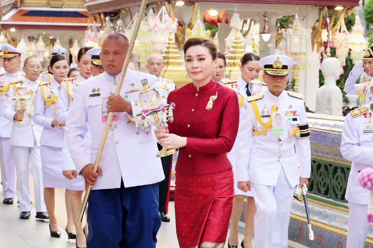 ในหลวง-พระราชินี เสด็จฯ ทรงบำเพ็ญพระราชกุศล วันวิสาขบูชา 2568