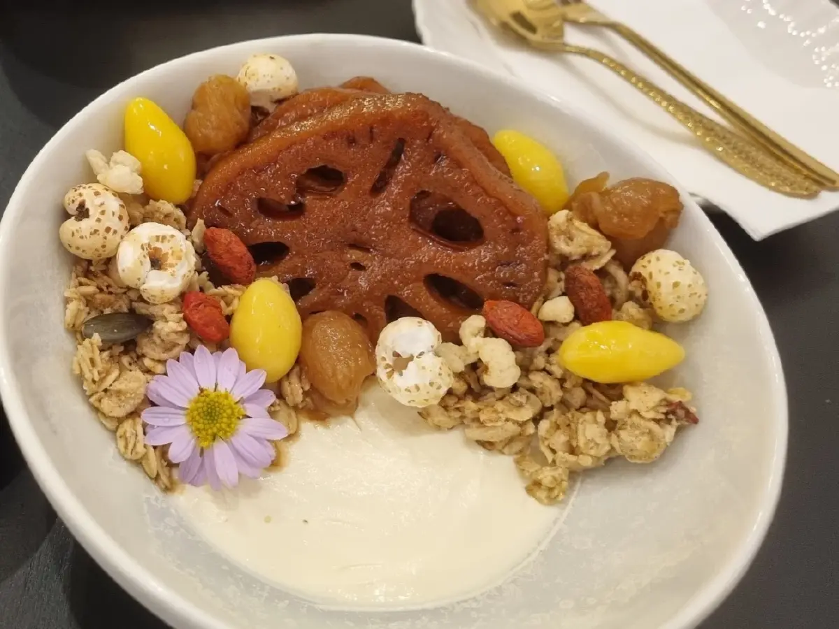 ‘หอมปรุง’ คาเฟ่สมุนไพรเจ้าของเดียวกับยาขมชนิดเม็ดตรา ‘ใบห่อ’