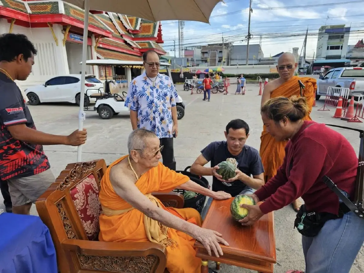 คุณพระช่วย! หลวงพ่อเหมาแตงโม 2,000 กก. แจกชาวบ้าน แก้ราคาตก