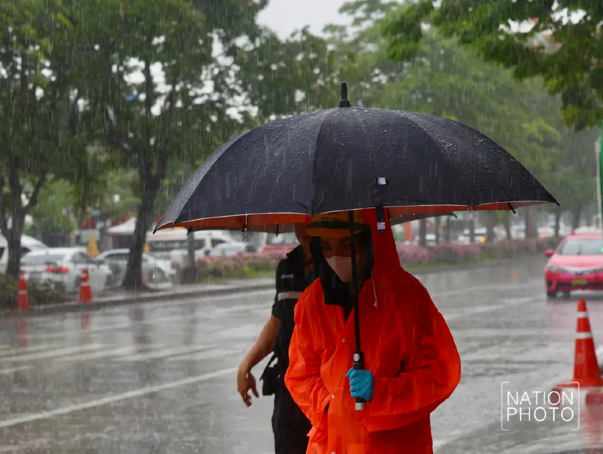 ฝนถล่มกรุง จตุจักรฝนตกหนัก ลมแรง อุตุฯเตือน กทม. มีฝนฟ้าคะนอง 30%