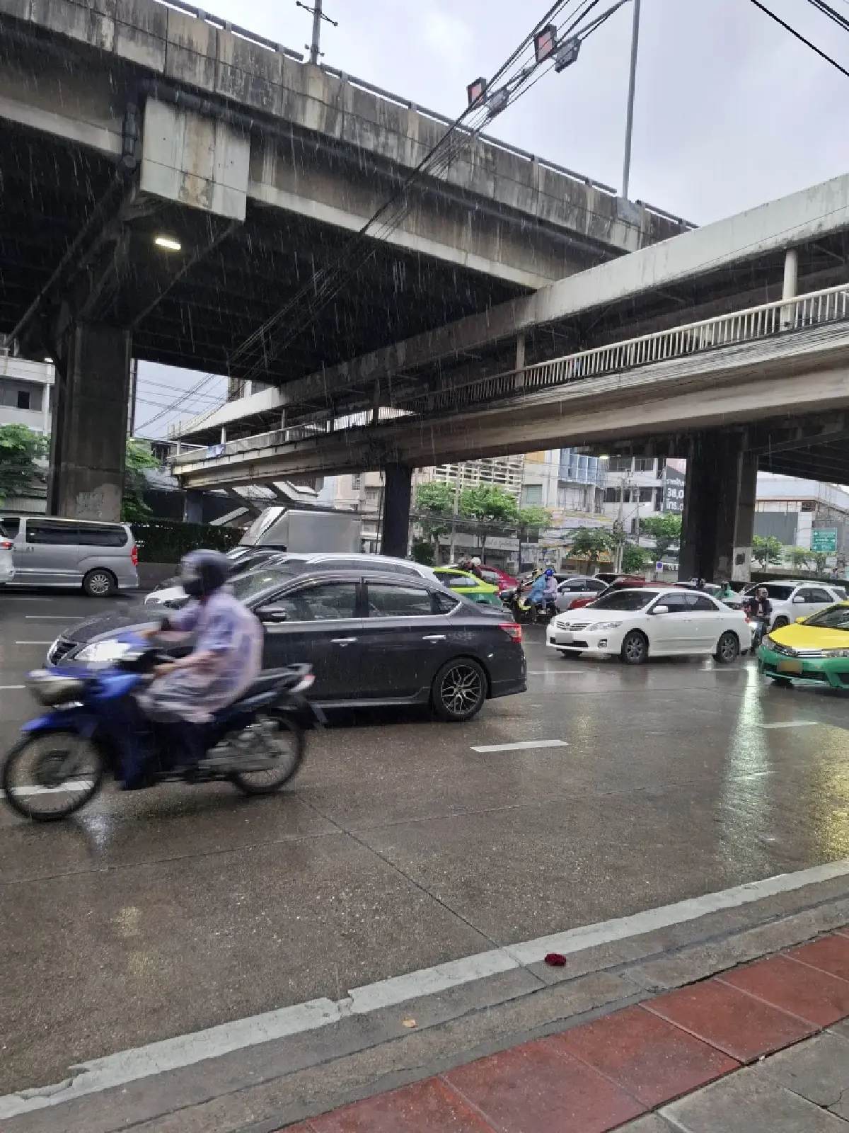 ฝนตกหนัก 1 ชม. กทม. ปริมณฑล น้ำท่วม รถติดมาครบ เช็กสถานการณ์ล่าสุด