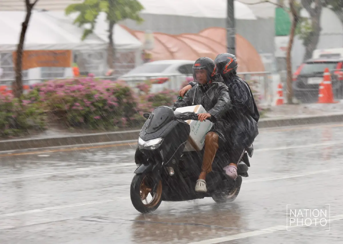 ฝนถล่มกรุง จตุจักรฝนตกหนัก ลมแรง อุตุฯเตือน กทม. มีฝนฟ้าคะนอง 30%