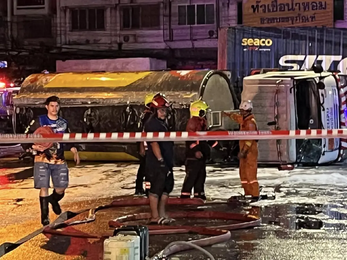 รถบรรทุกน้ำมันพลิกคว่ำสุขสวัสดิ์ 27 น้ำมันรั่ว ปิดถนน ยังวิกฤต