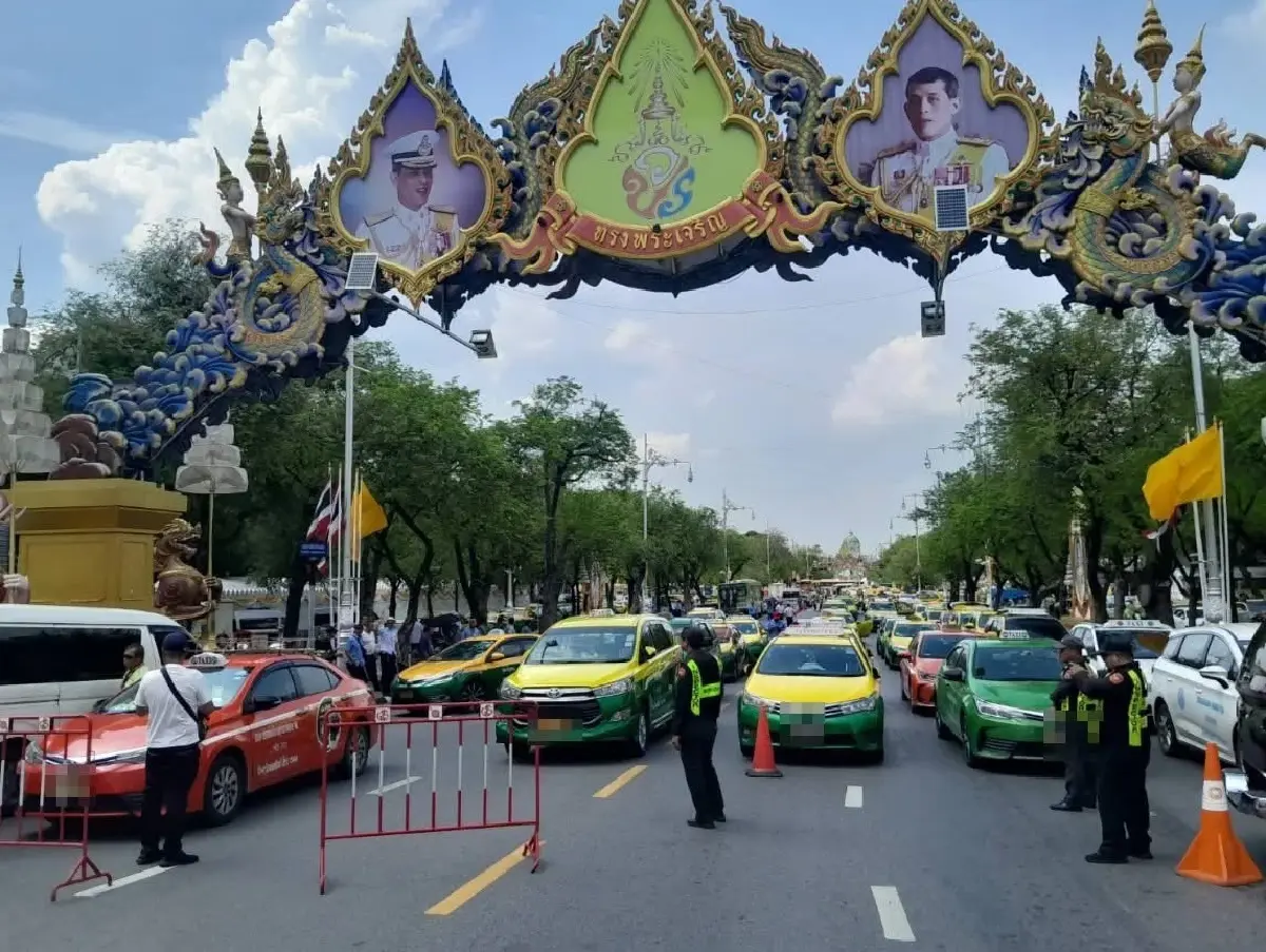 แท็กซี่รวมพลปิดราชดำเนิน ประท้วงรถป้ายดำ โวยกฎหมายทำลายอาชีพ