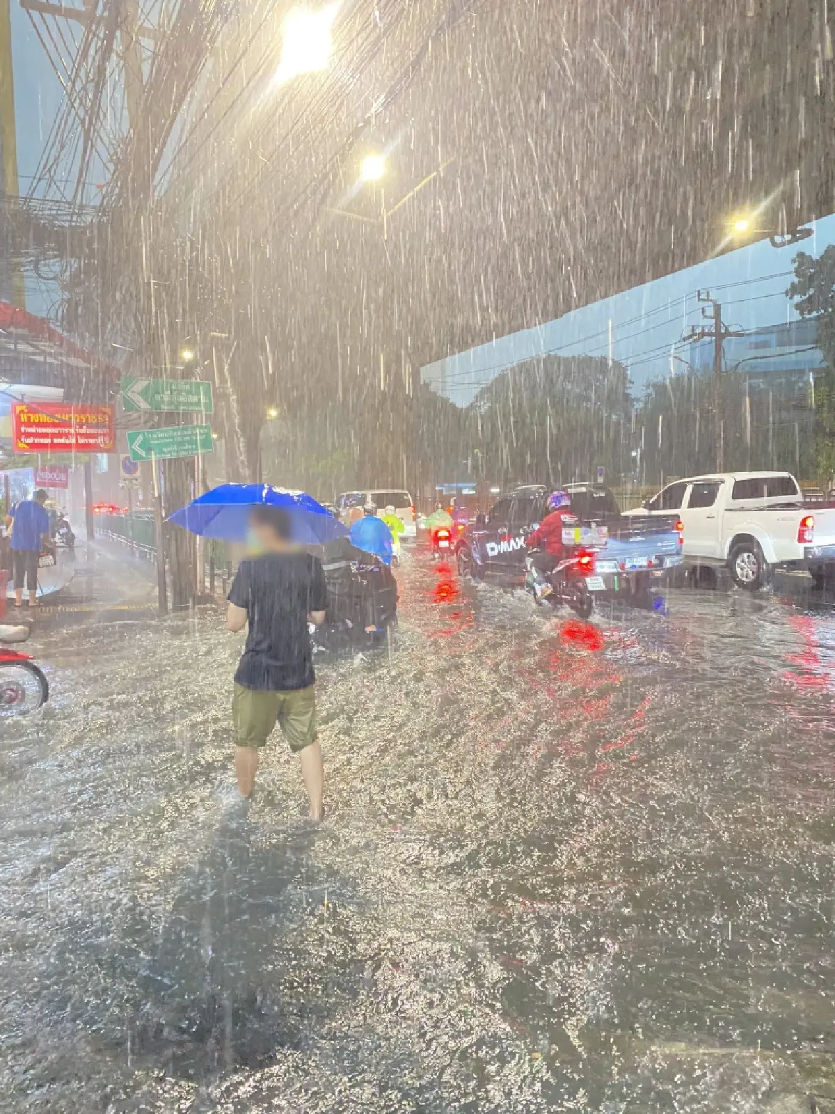 พายุฤดูร้อนถล่ม ฝนกระหน่ำทั่วกรุงเทพฯ หลายพื้นที่น้ำรอการระบาย