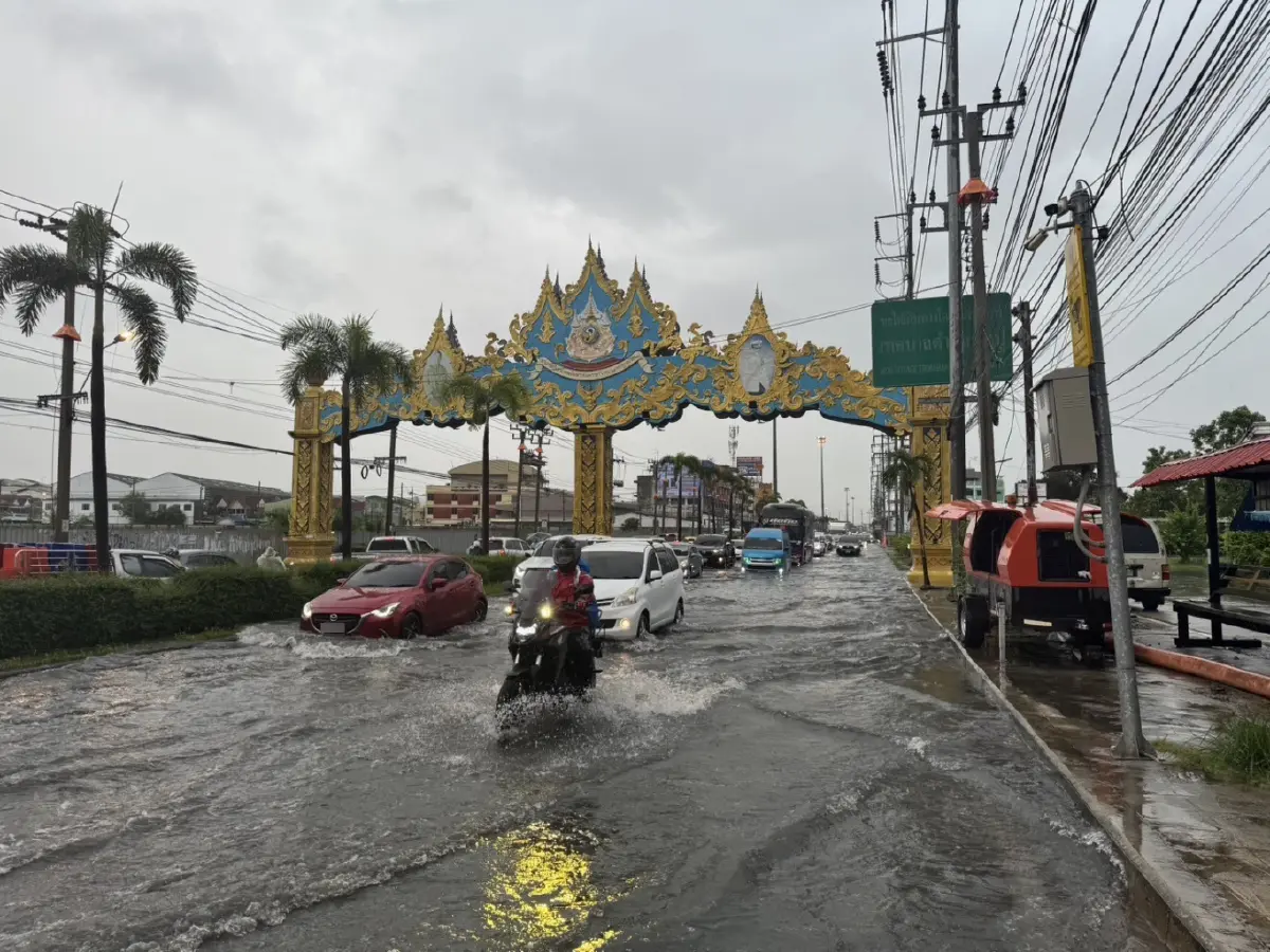 น้ำท่วมสมุทรปราการ ถ.พุทธรักษา-สุขุมวิท-ศรีนครินทร์ รถติดหนึบ