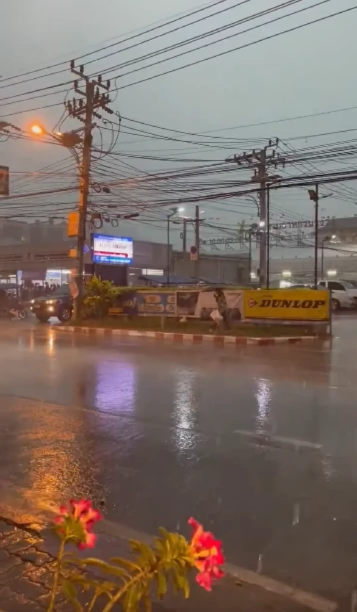 พายุฤดูร้อนถล่ม ฝนกระหน่ำทั่วกรุงเทพฯ หลายพื้นที่น้ำรอการระบาย