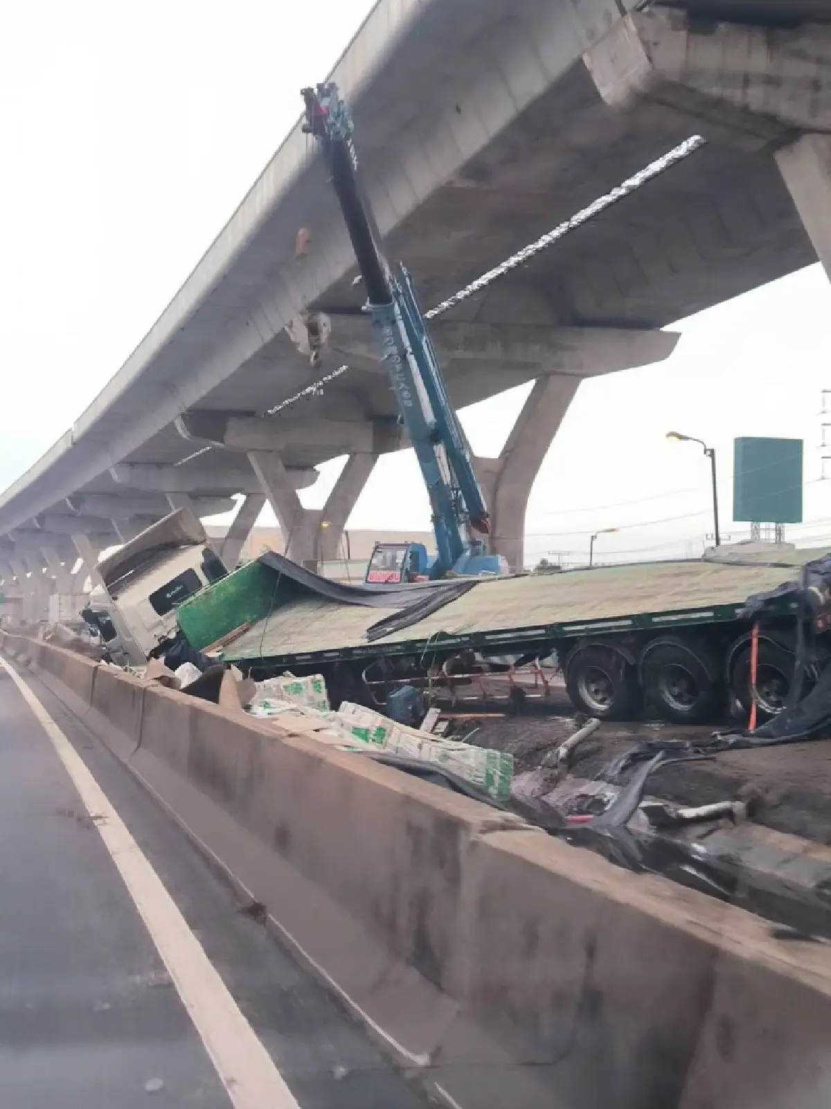 ด่วน! เกิดเหตุ ถนนพระราม 2 เทรลเลอร์ตกร่องกลางถนน กม.32 รถติดสาหัส