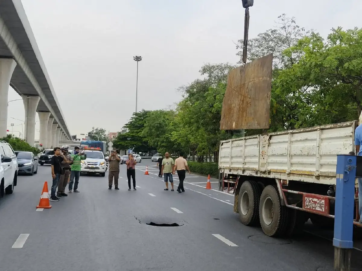 รถเล็กระวัง หลุมยุบ กลางถนนรามคำแหง 132/2 ลึก 1 เมตร ภายในมีน้ำขัง