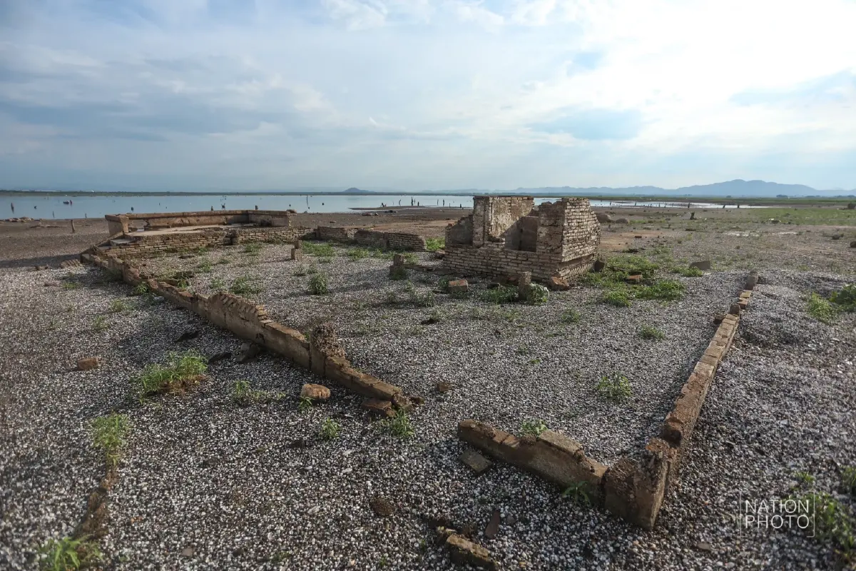 ภัยแล้งวิกฤติ รอบ 20 ปี 'เขื่อนลำตะคอง' น้ำเหลือ 9% ซากบ้านเก่าโผล่