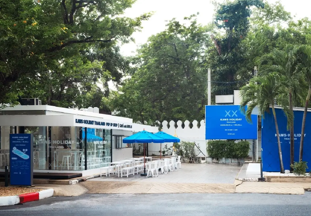 ทำยาดม กางเก้าอี้ผ้าใบนอนชม KAWS:HOLIDAY THAILAND กลางสนามหลวง