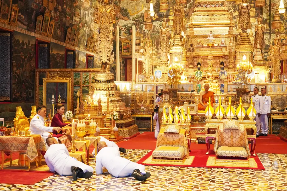 ในหลวง-พระราชินี เสด็จฯ ทรงบำเพ็ญพระราชกุศล วันวิสาขบูชา 2568