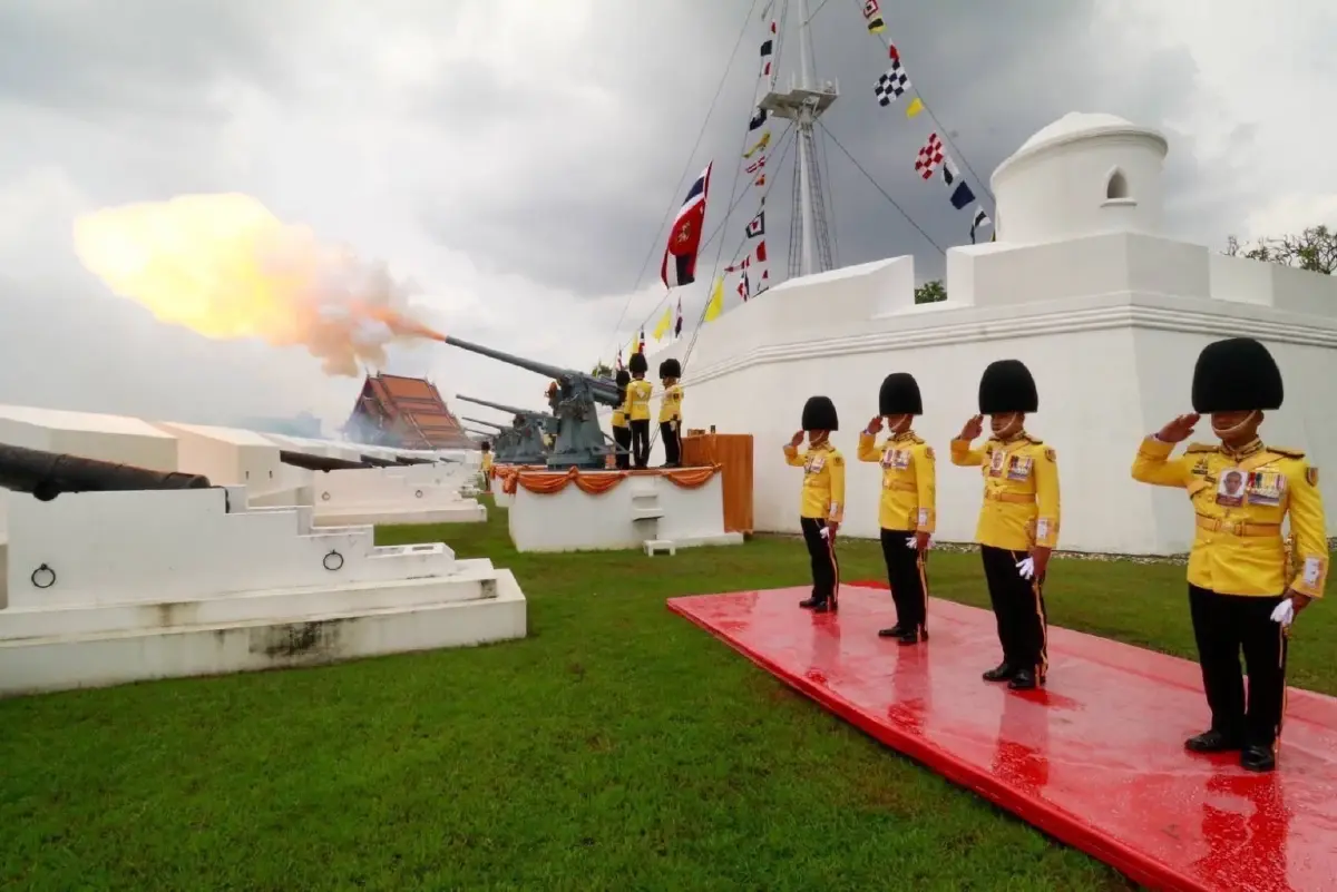 '3 เหล่าทัพ' ยิงสลุตหลวงเฉลิมพระเกียรติ พระบาทสมเด็จพระเจ้าอยู่หัว