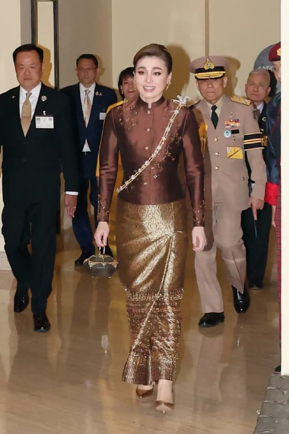 พระราชินีฉลองพระองค์ผ้าไทย ทรงสืบสานพระราชกรณียกิจด้านวัฒนธรรม