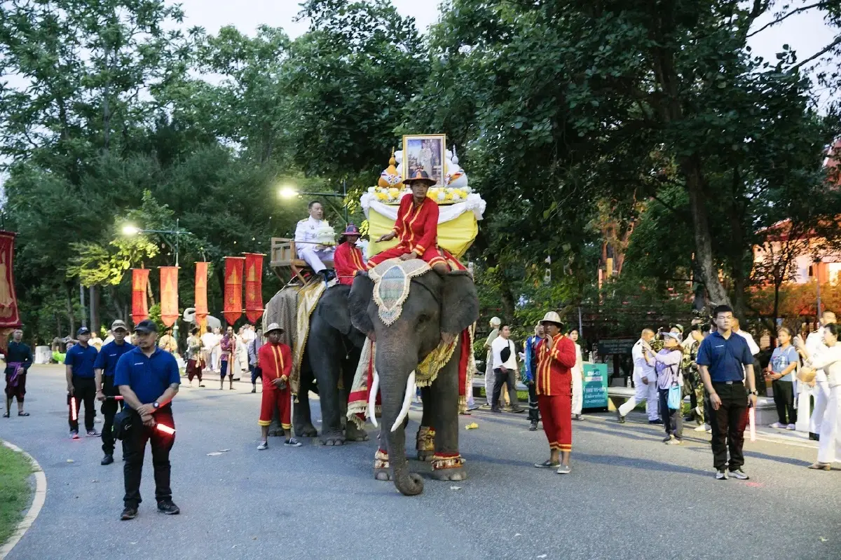 'มาดามหยก' พร้อมประชาชนร่วมสรงน้ำพระบรมธาตุดอยสุเทพ ในวันวิสาขบูชา