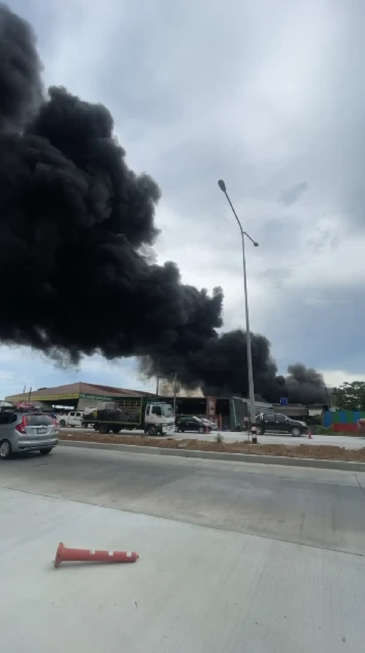 ไฟไหม้โรงงานเก็บวัสดุ ต.สระขวัญ สระแก้ว ควันดำพุ่ง เร่งคุมเพลิง