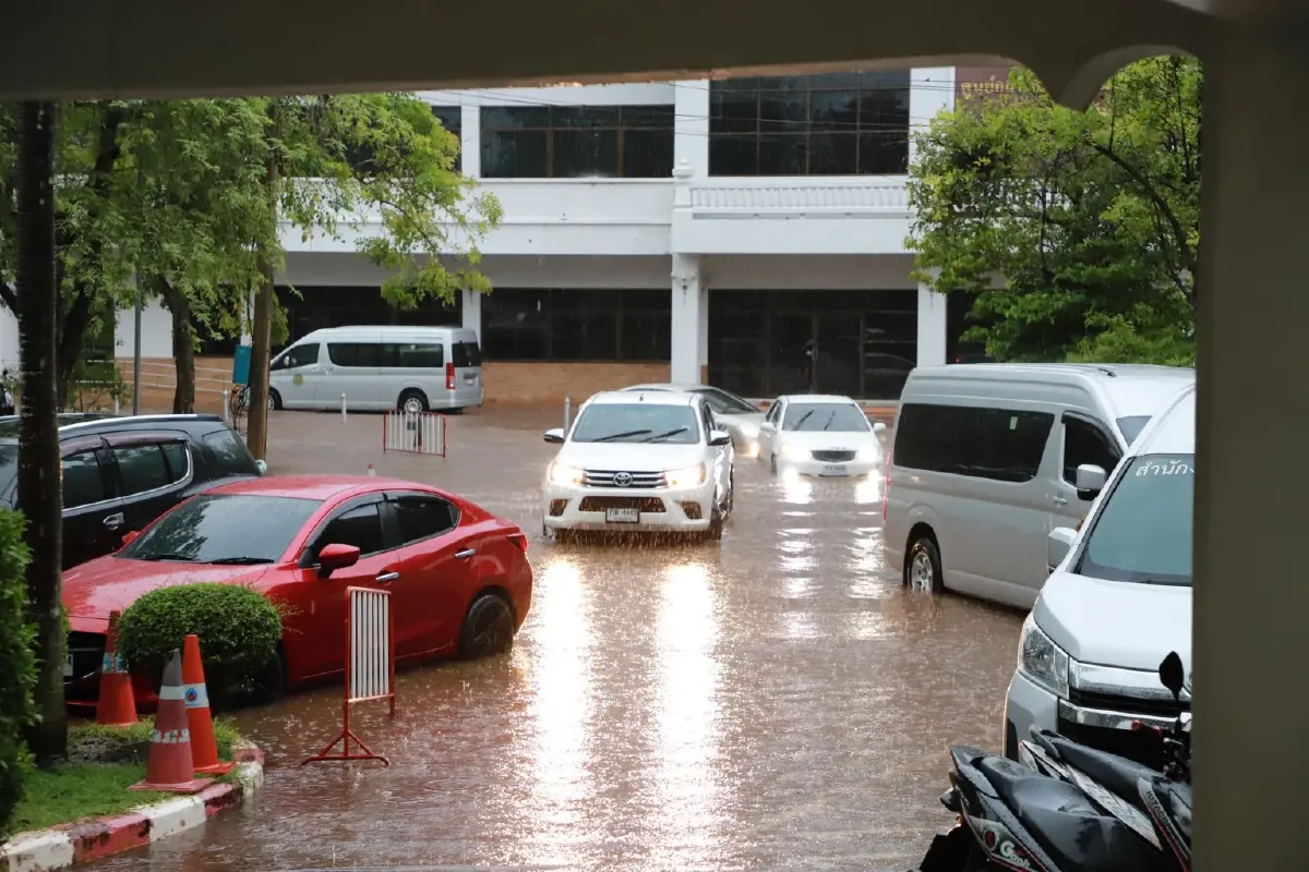 ฝนถล่มหนัก สุราษฎร์ธานี น้ำท่วมขังหลาย จุดถนนหลายสายจมบาดาล