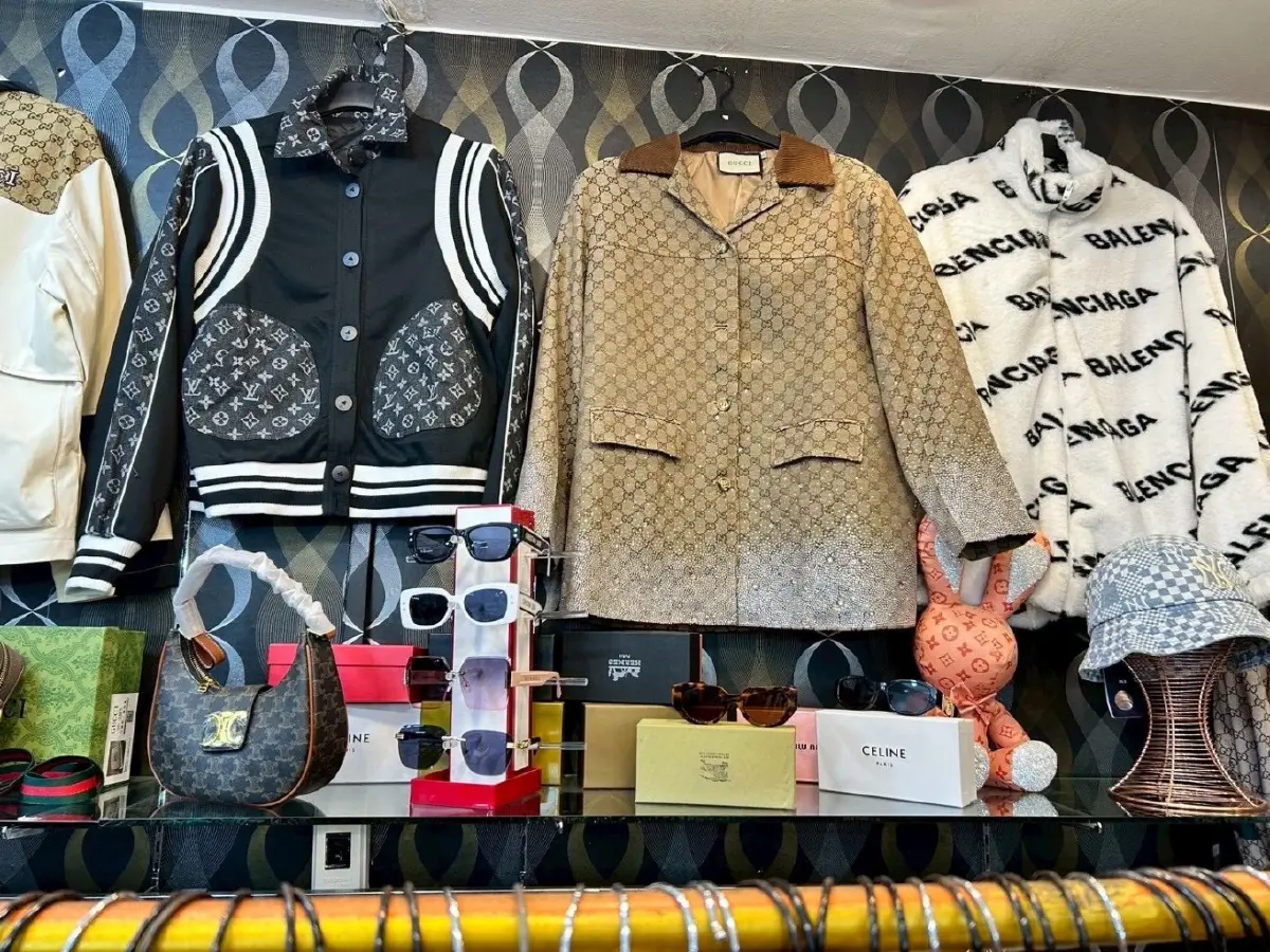 บุกห้างดัง ยึดสินค้าละเมิดลิขสิทธิ์ เสื้อผ้า กระเป๋า รองเท้า 20,000 ชิ้น