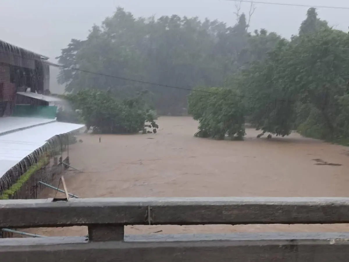 ขนของขึ้นที่สูง ฝนตกหนักถล่มน่าน-พะเยา ต้นน้ำวิกฤต น้ำท่วมแล้ว