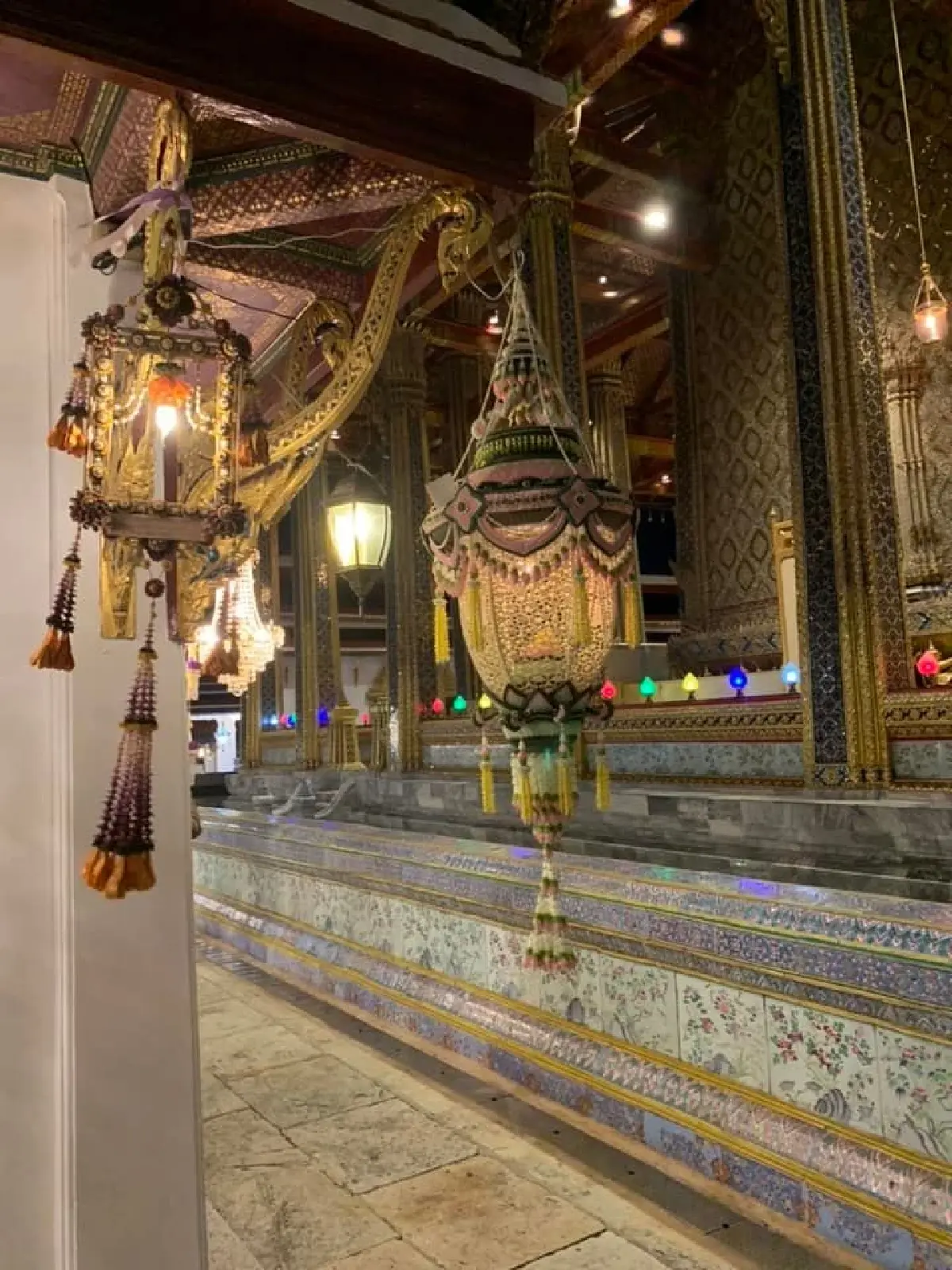 โคมตรา เครื่องสักการะพระราชพิธีวิสาขบูชา