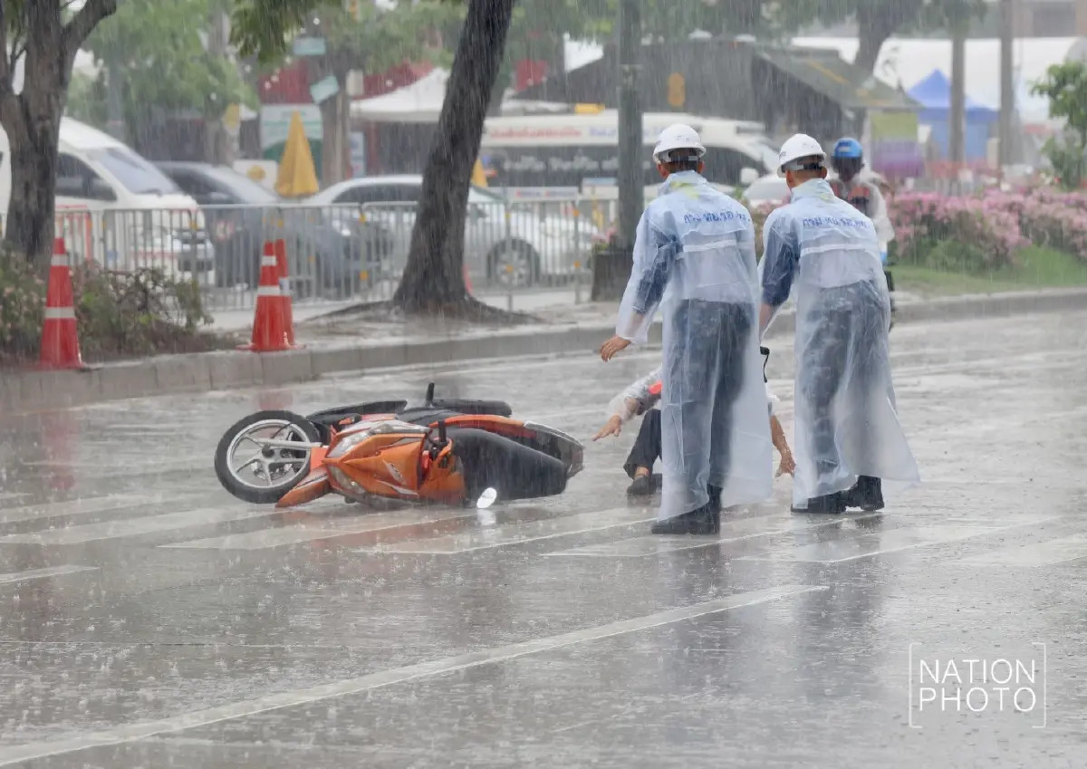 ฝนถล่มกรุง จตุจักรฝนตกหนัก ลมแรง อุตุฯเตือน กทม. มีฝนฟ้าคะนอง 30%