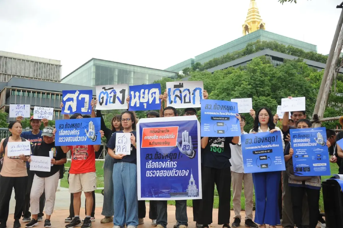 เครือข่าย iLaw บุกสภาฯ จี้ สว.หยุดเคาะองค์กรอิสระ เหตุพันคดีฮั้ว