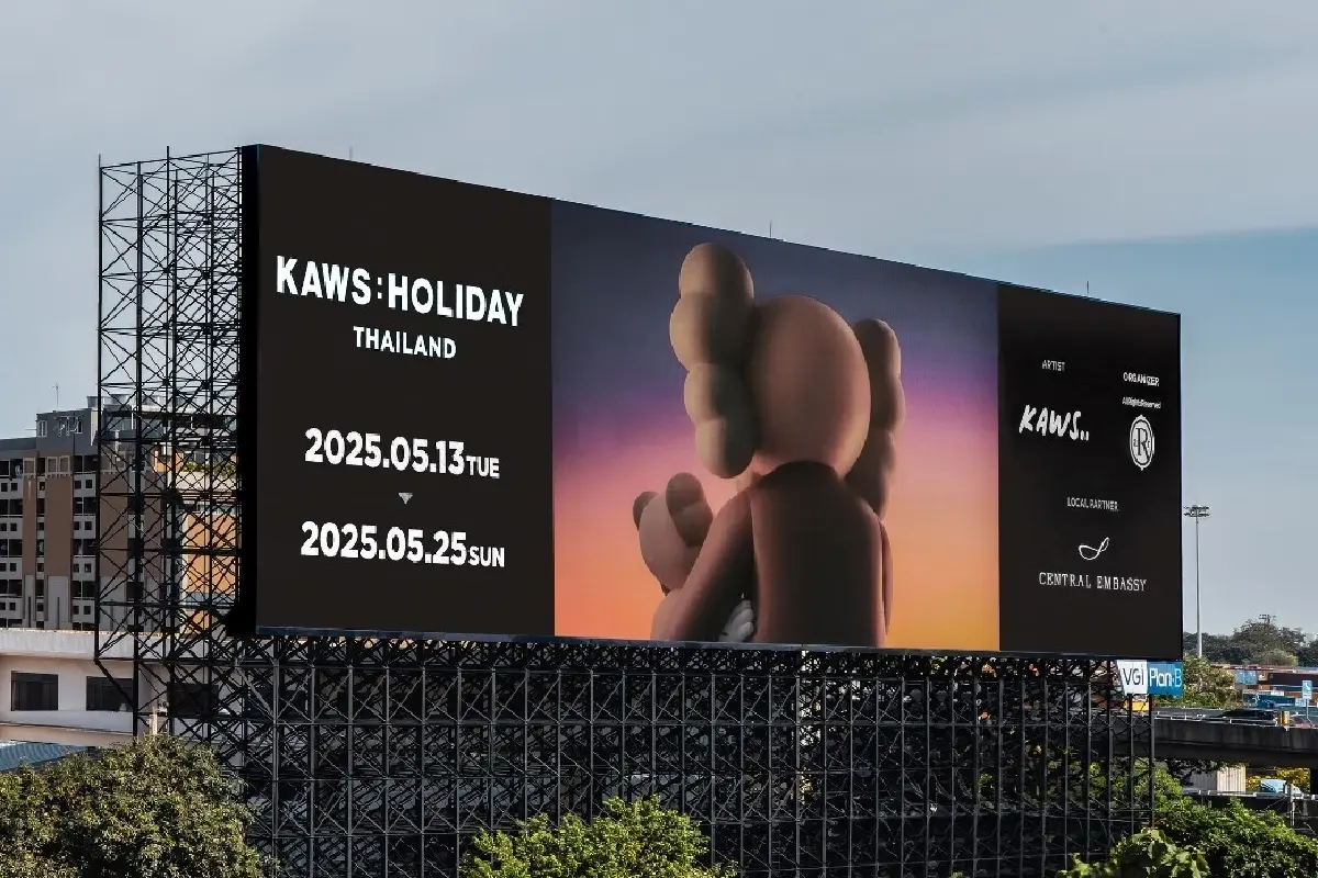 สนามหลวง ดินผืนประวัติศาสตร์กับการแสดง  KAWS:HOLIDAY THAILAND