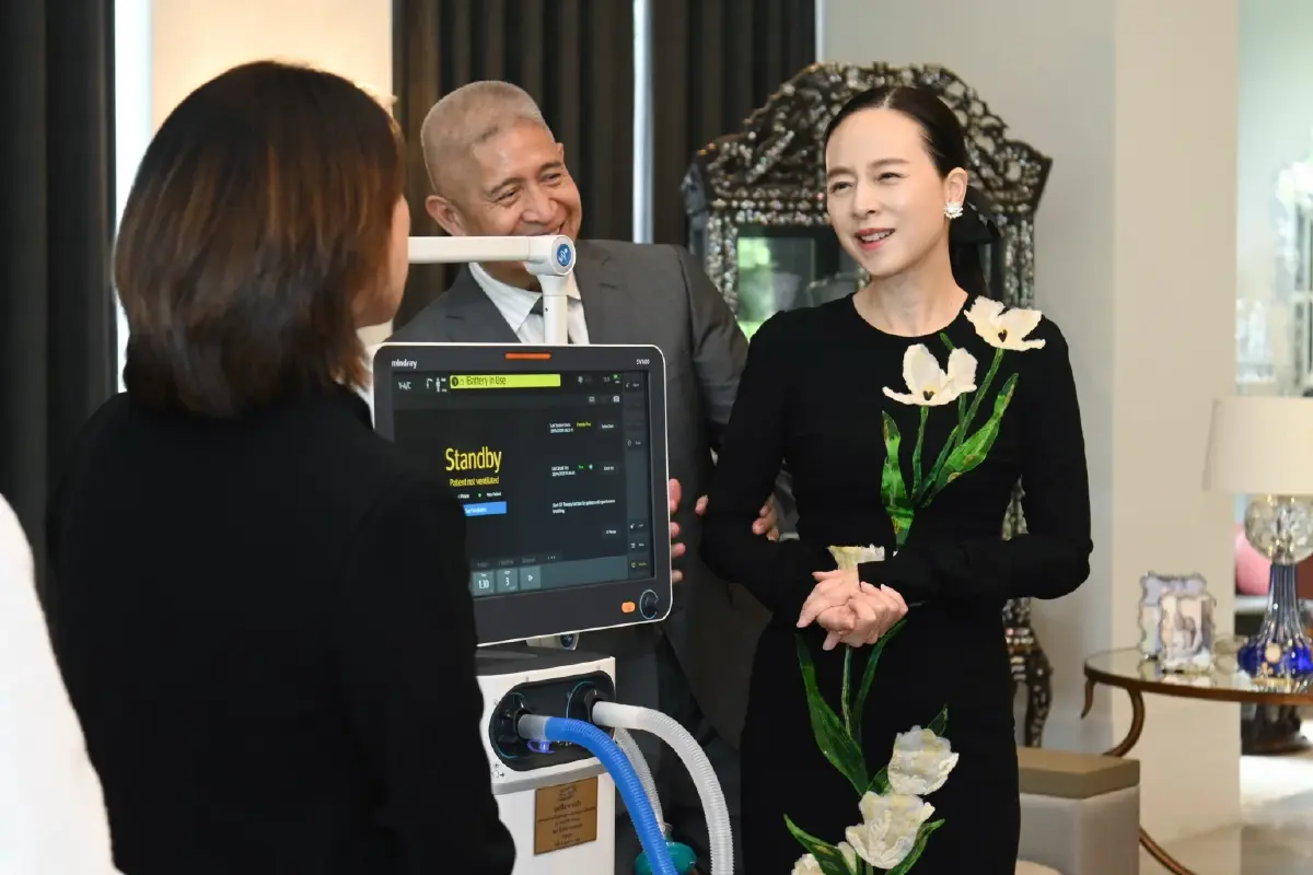 'มาดามแป้ง' นำทีมมูลนิธิมาดามแป้ง มอบเครื่องช่วยหายใจ แก่ รพ.เบตง จ.ยะลา