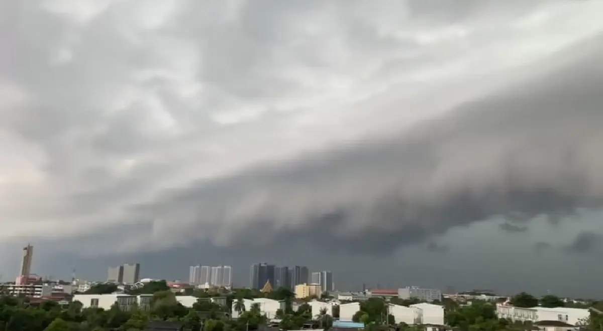 พายุฤดูร้อนถล่ม ฝนกระหน่ำทั่วกรุงเทพฯ หลายพื้นที่น้ำรอการระบาย