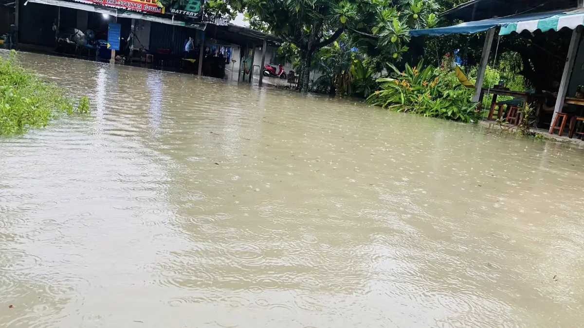 ระยองอ่วม ฝนตกหนัก น้ำท่วมห้วยโป่ง ถนนสุขุมวิท รถเล็กเลี่ยงด่วน