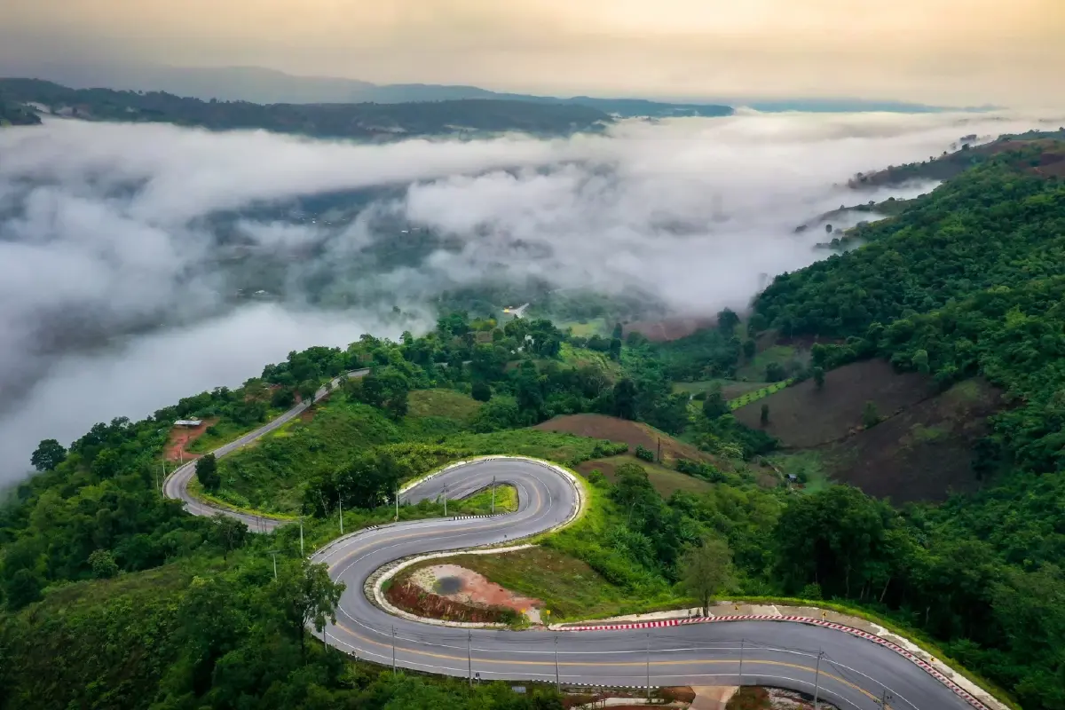 ภูเก้าง้อม - ถนนเลข 9 ทางโค้งคดเคี้ยว ความงามกลางขุนเขาแห่งนาแห้ว