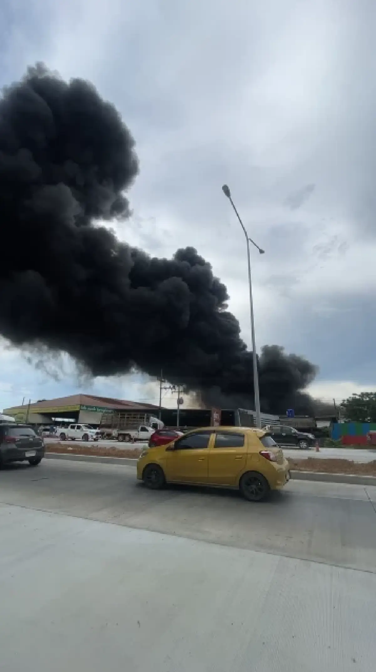 ไฟไหม้โรงงานเก็บวัสดุ ต.สระขวัญ สระแก้ว ควันดำพุ่ง เร่งคุมเพลิง