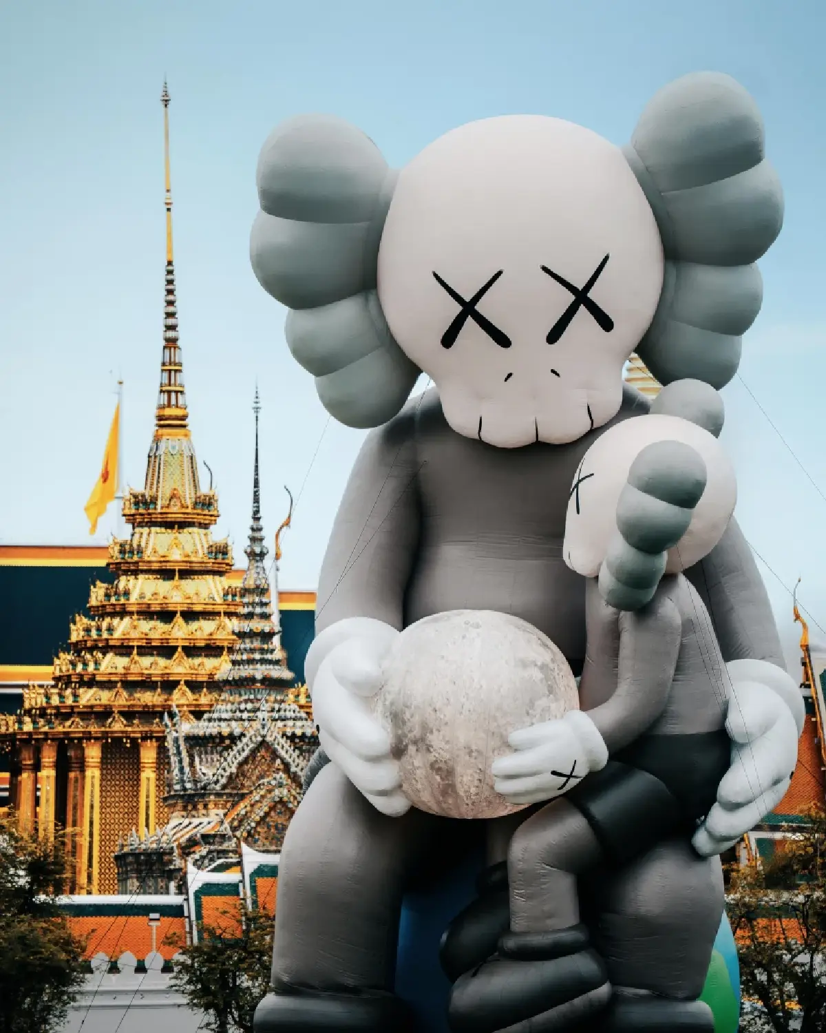 ครั้งแรกในไทย! ‘KAWS:HOLIDAY THAILAND’ งานศิลป์ขนาดยักษ์ เช็กอิน ‘สนามหลวง’ 13-25 พ.ค. 68