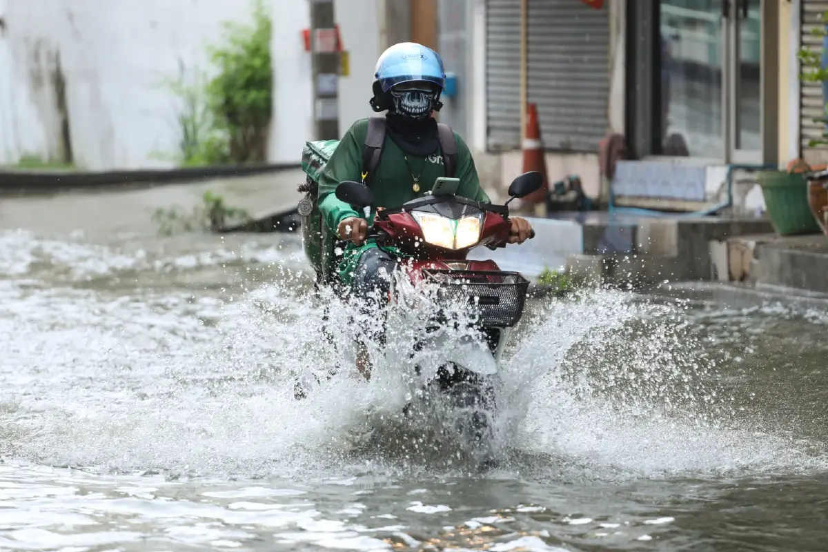 พายุฝนถล่มไทยวันนี้ ลมมรสุมตะวันตกเฉียงใต้พาดผ่าน กระทบเต็มๆ
