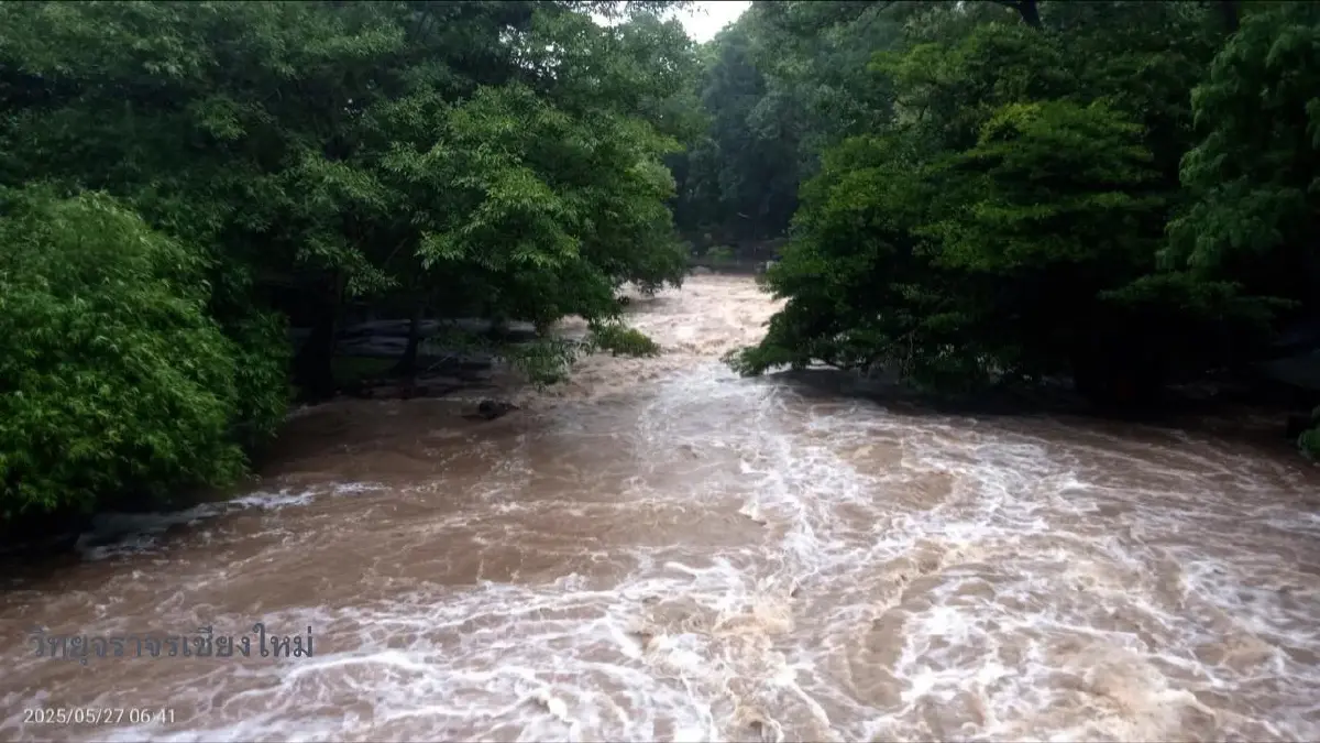 ด่วน! ขนของขึ้นที่สูง ลำน้ำแม่กลาง ขึ้นสูงวิกฤต น้ำท่วม อ.จอมทอง