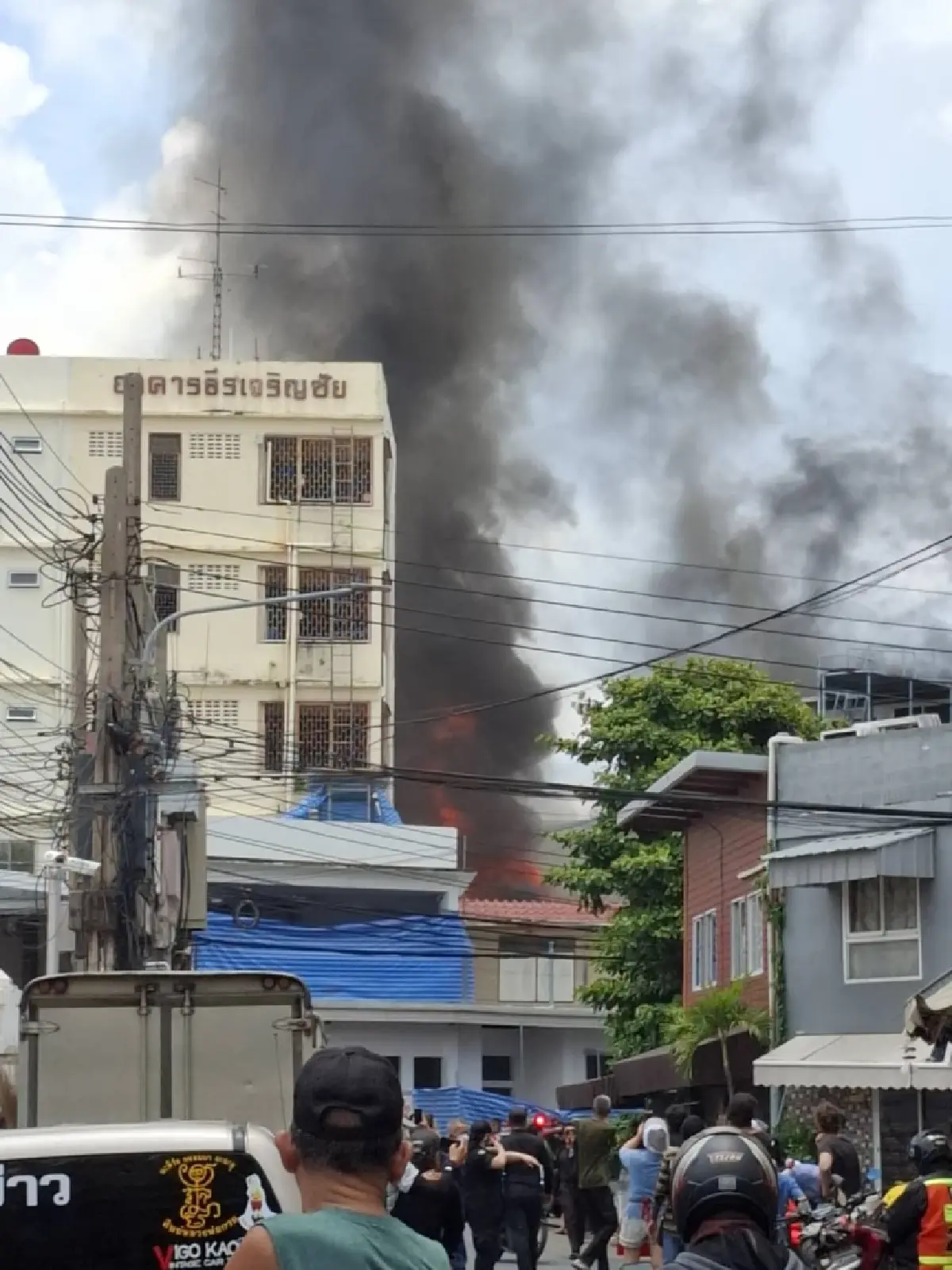 อากาศร้อนจัด ไฟไหม้บ้านกลางกรุง ซ.เกษมศรี เขตพระนคร เสียหาย 2 หลัง