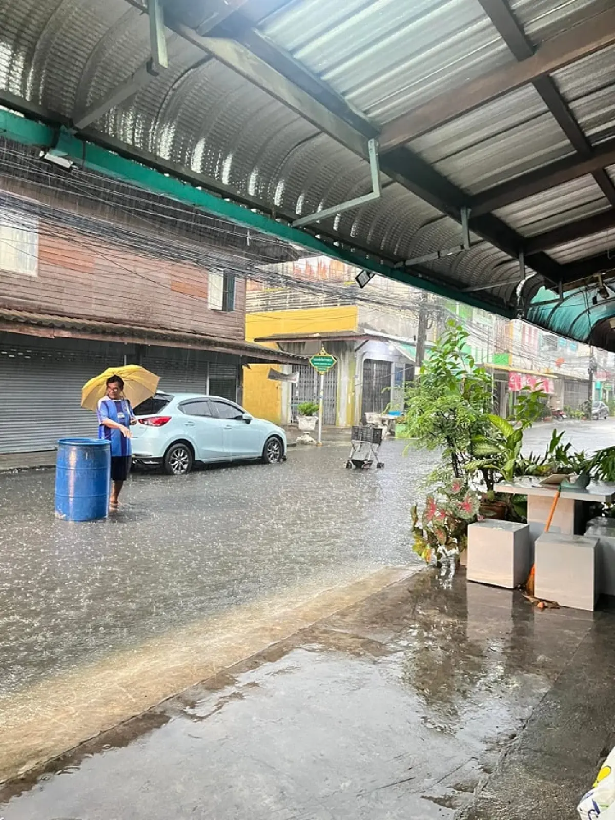 ระยองอ่วม ฝนตกหนัก น้ำท่วมห้วยโป่ง ถนนสุขุมวิท รถเล็กเลี่ยงด่วน