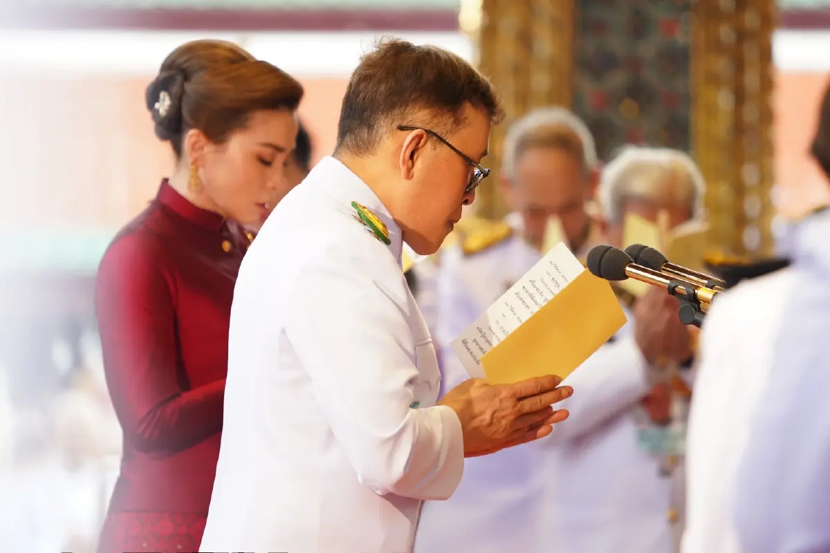 ในหลวง-พระราชินี เสด็จฯ ทรงบำเพ็ญพระราชกุศล วันวิสาขบูชา 2568