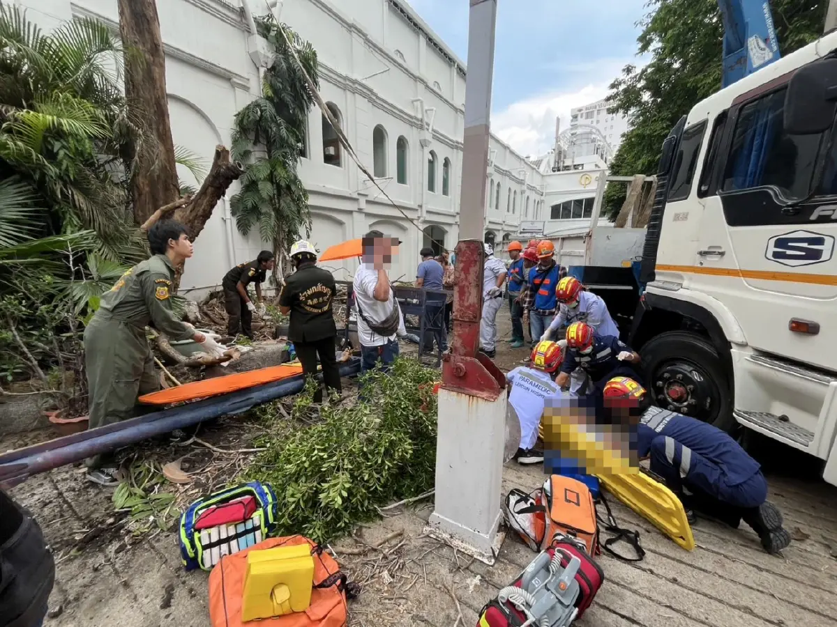 ด่วน! ระทึกกลางกรุง สลิงเครนขาด ซอยเจริญกรุง 40 กระเช้าตก บาดเจ็บ 3