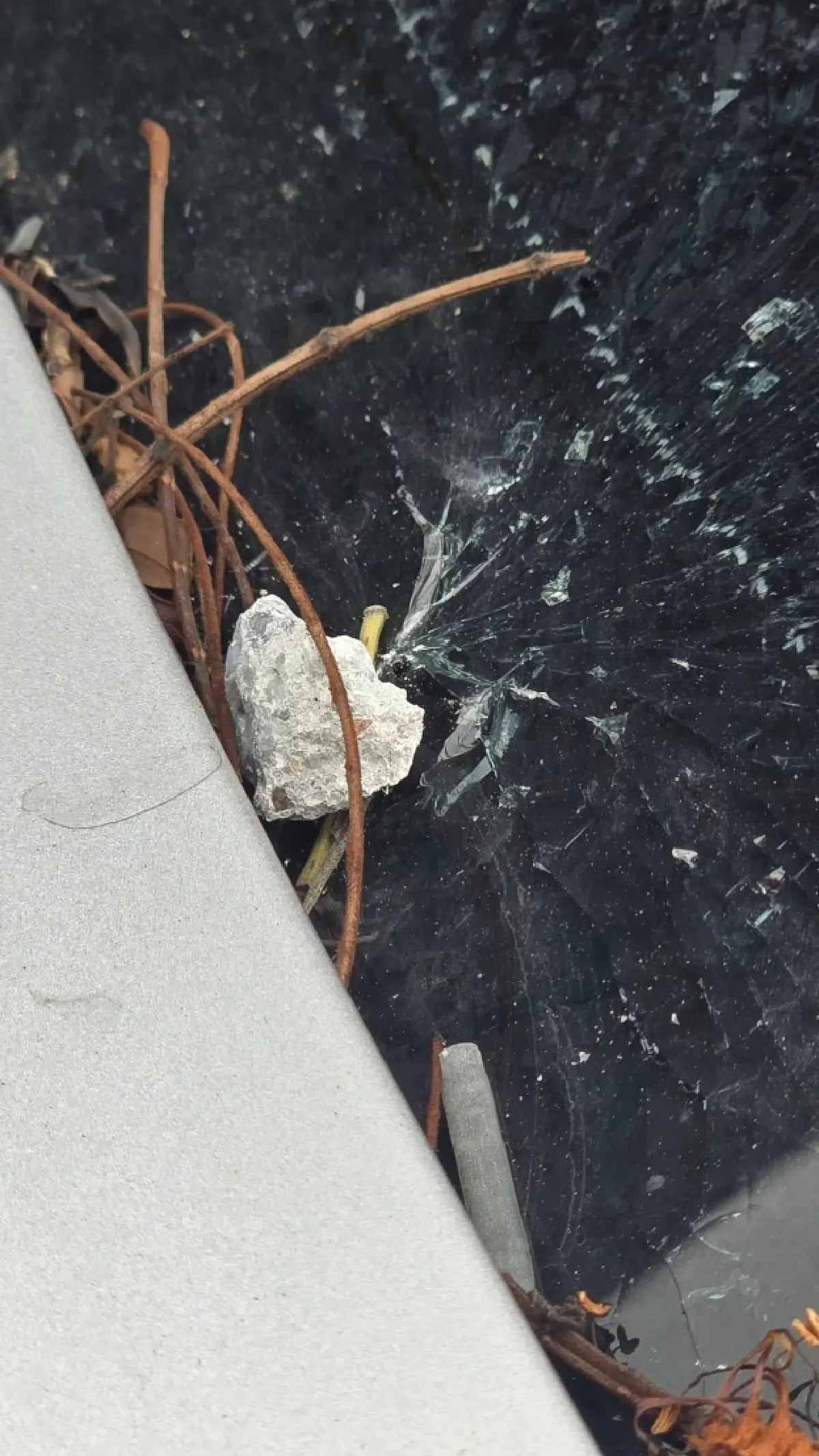 ความปลอดภัยอยู่ไหน ถนนพระราม 2 อีกแล้ว เศษปูนหล่นใส่รถ กระจกแตก