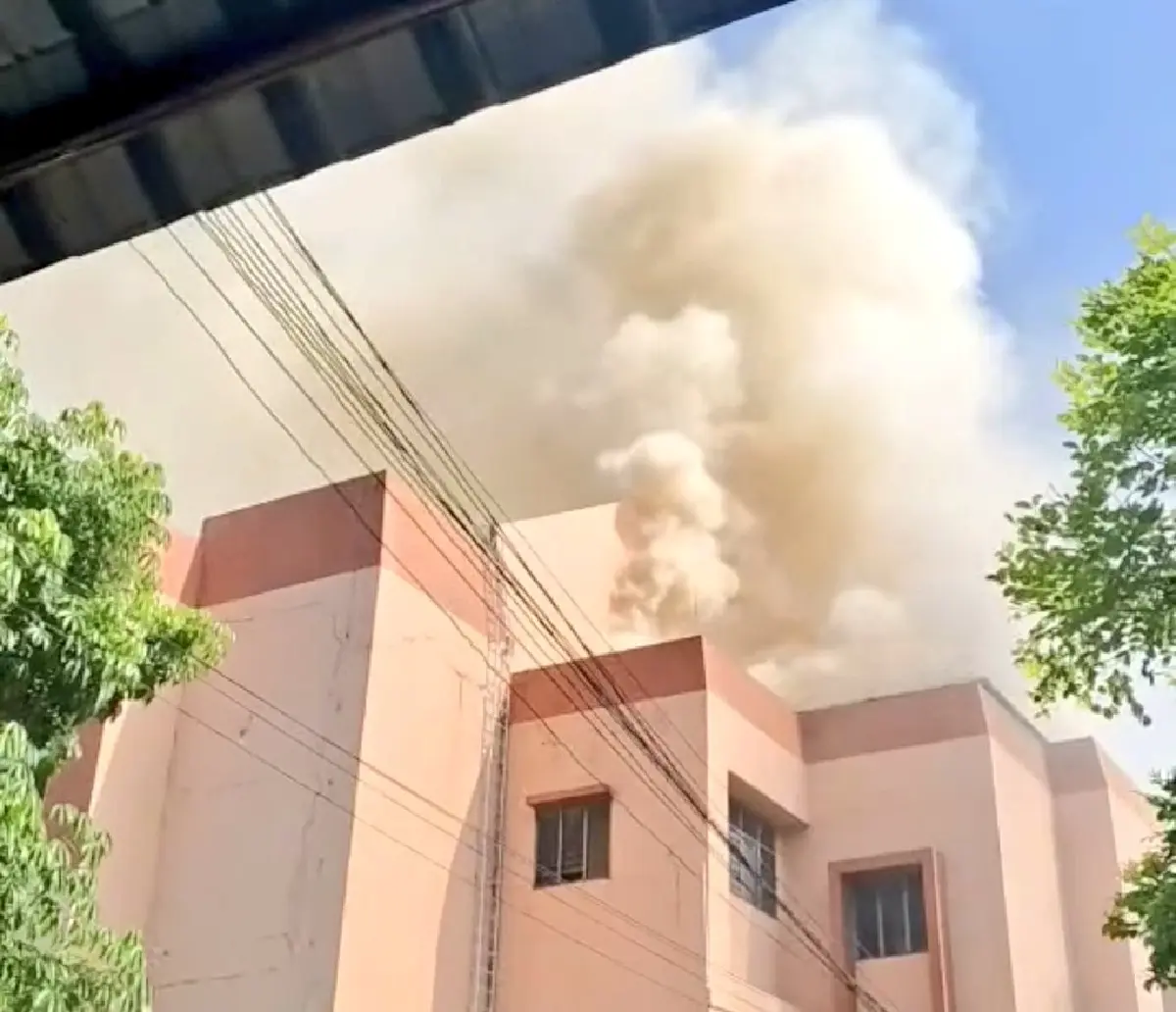 ด่วน ไฟไหม้โรงเรียนมัธยมวัดหนองจอก นักเรียน วิ่งหนีวุ่น เปิดเทอม