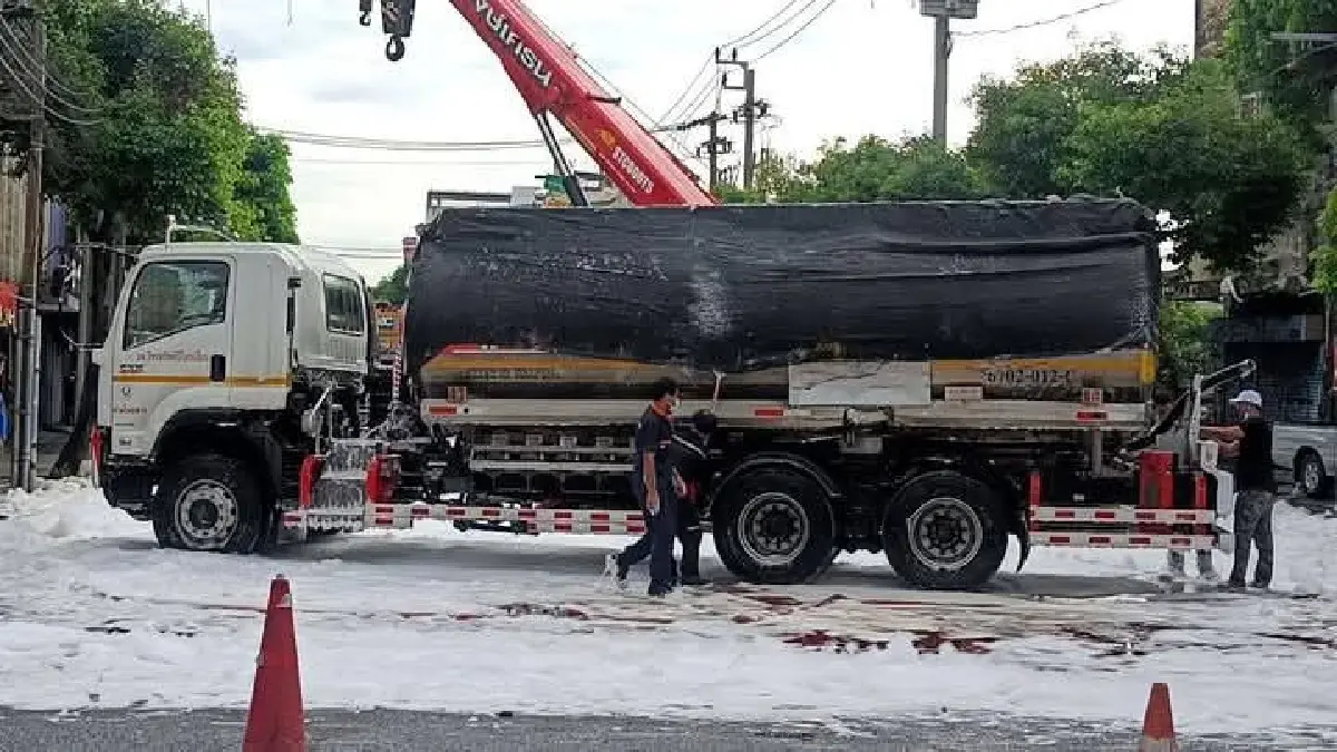 รถบรรทุกน้ำมันพลิกคว่ำสุขสวัสดิ์ 27 น้ำมันรั่ว ปิดถนน ยังวิกฤต