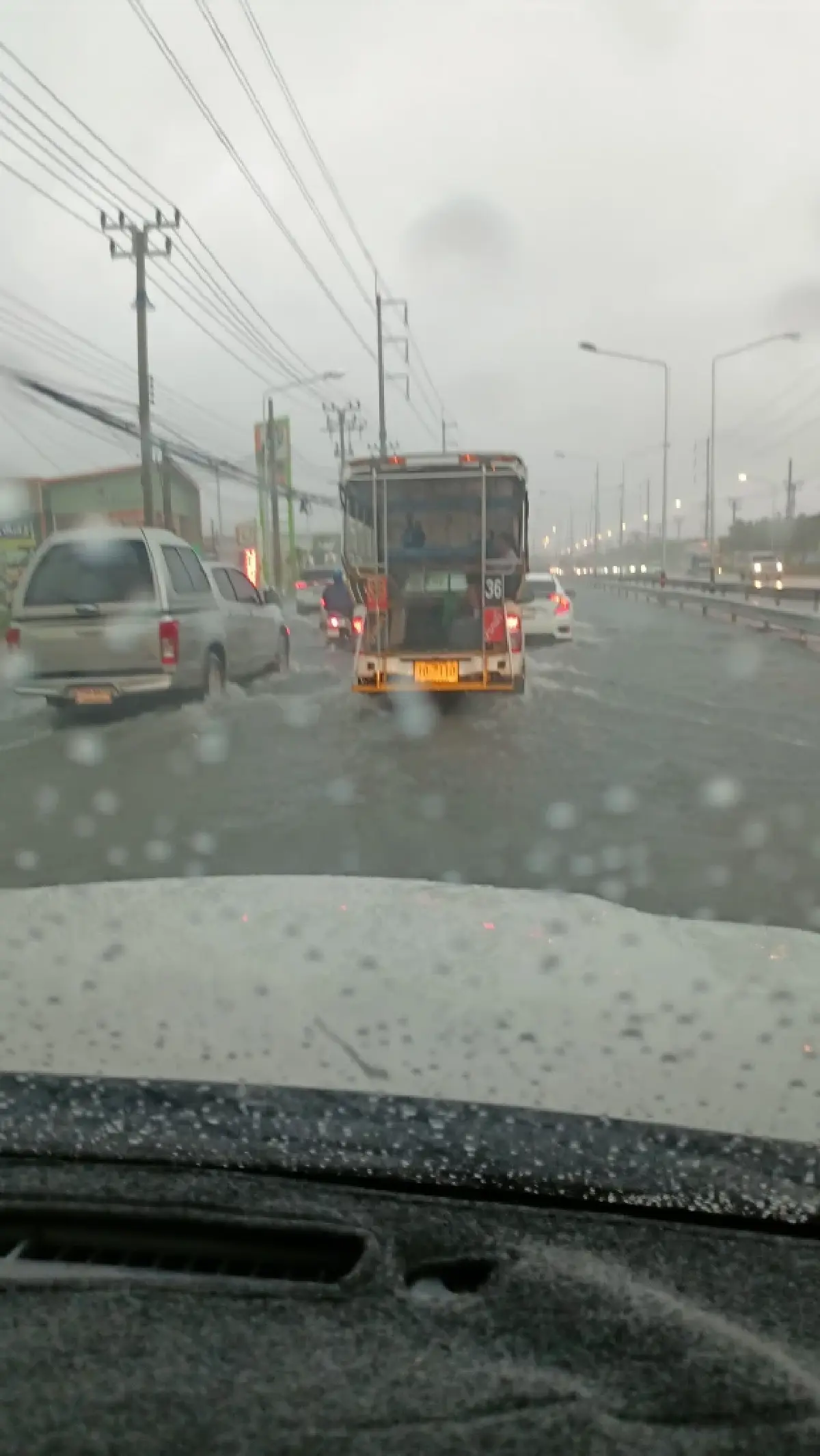 น้ำท่วมสมุทรปราการ ถ.พุทธรักษา-สุขุมวิท-ศรีนครินทร์ รถติดหนึบ