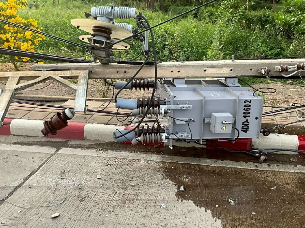 ไฟดับฉับพลัน ถนนฉลองกรุง กระทบทุกคน รอไฟมา เหตุรถชนเสาไฟฟ้า