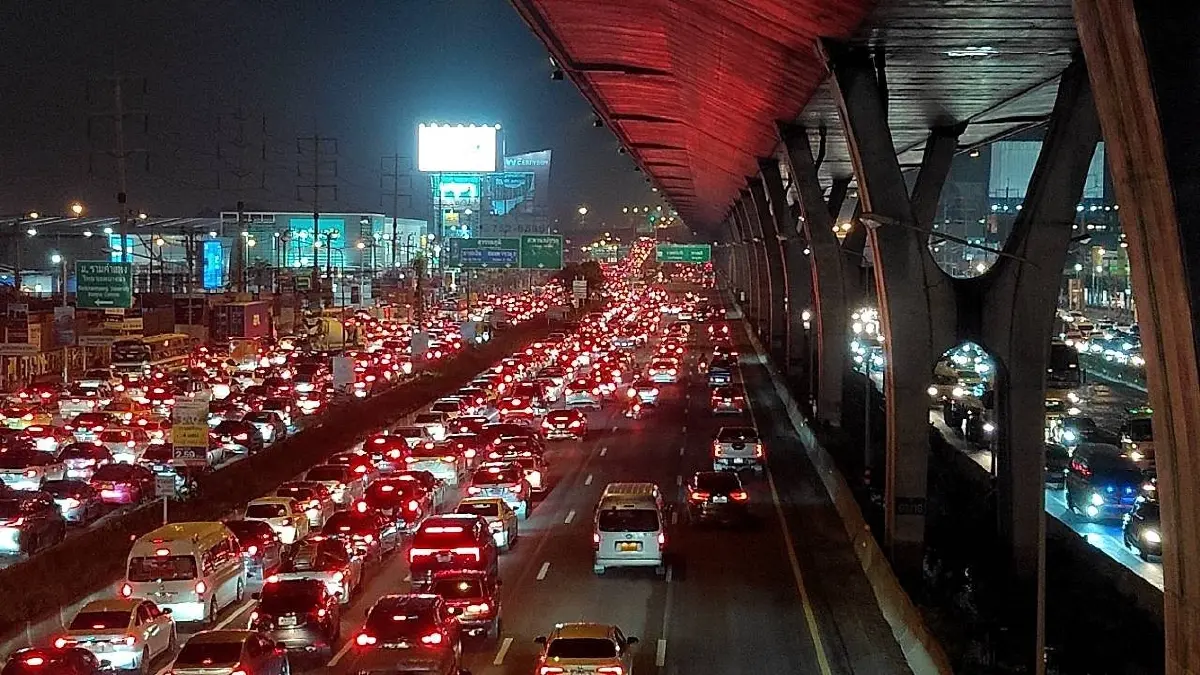 ยังสาหัส! ฝนตกหนัก ถนนบางนา-ตราด น้ำท่วมขังผิวจราจร รถติดยาวสะสม