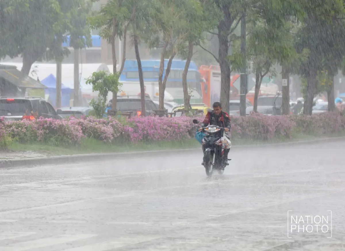 ฝนถล่มกรุง จตุจักรฝนตกหนัก ลมแรง อุตุฯเตือน กทม. มีฝนฟ้าคะนอง 30%